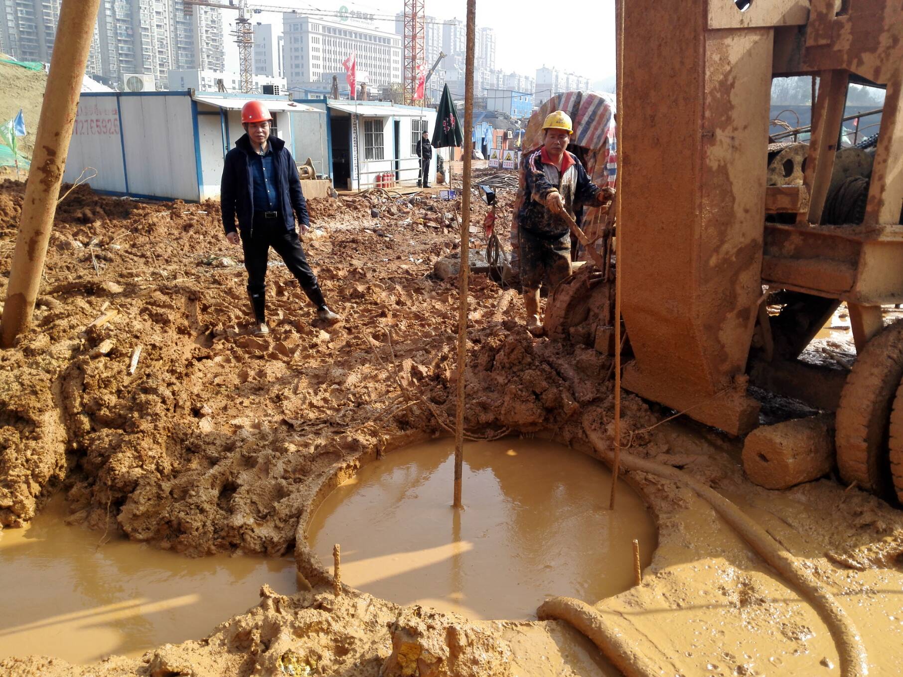 副隊(duì)長郭培國帶領(lǐng)安全科、總工辦人員到宏維天地檢查質(zhì)量安全工作
