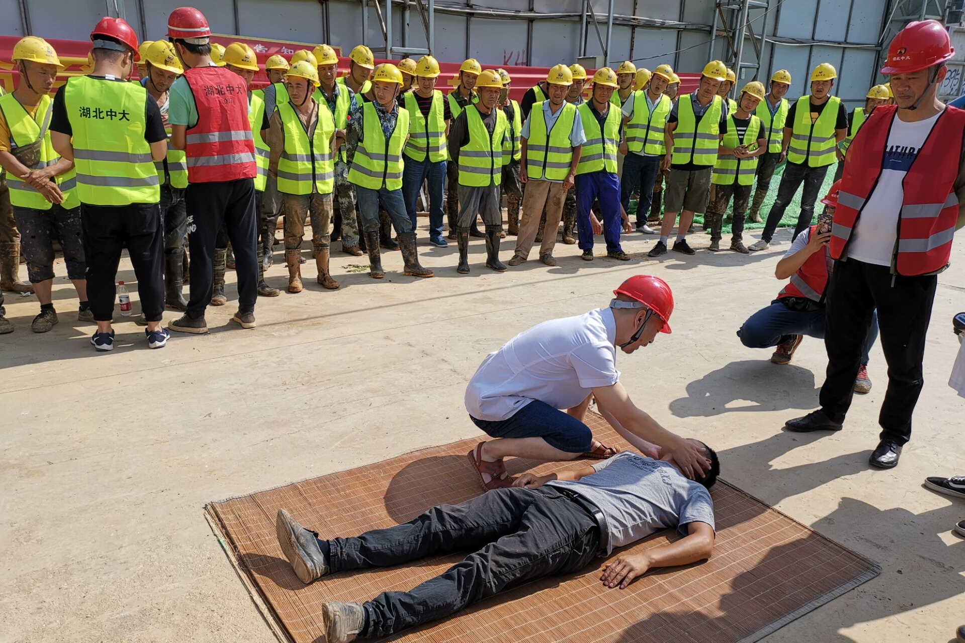 中大工勘院宏泰廣場(chǎng)樁基工程開(kāi)展現(xiàn)場(chǎng)應(yīng)急救援處置綜合演練