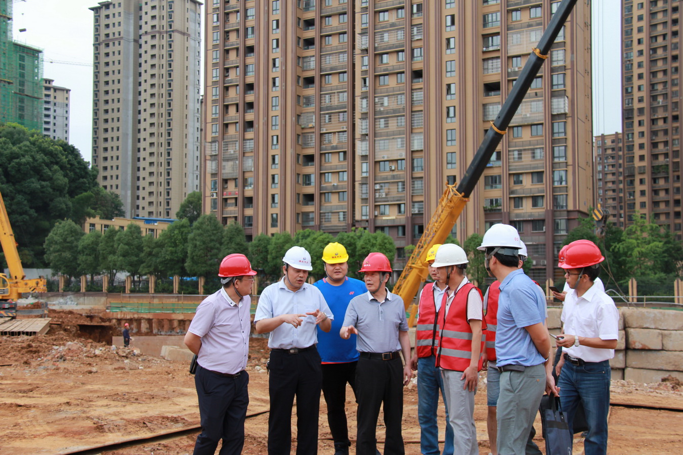 地質(zhì)局副局長(zhǎng)李華一行到中大工勘院宏泰廣場(chǎng)樁基工程“送清涼”