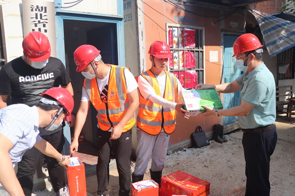 副隊(duì)長戴志強(qiáng)帶隊(duì)到中大工勘院項(xiàng)目現(xiàn)場“送清涼”